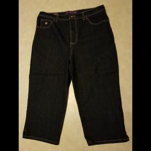 Gloria Vanderbilt Capris Dark wash Demin size 10